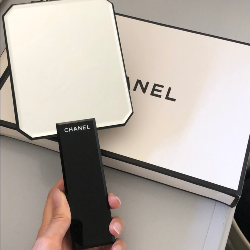 Authentic Chanel mirror with handle !